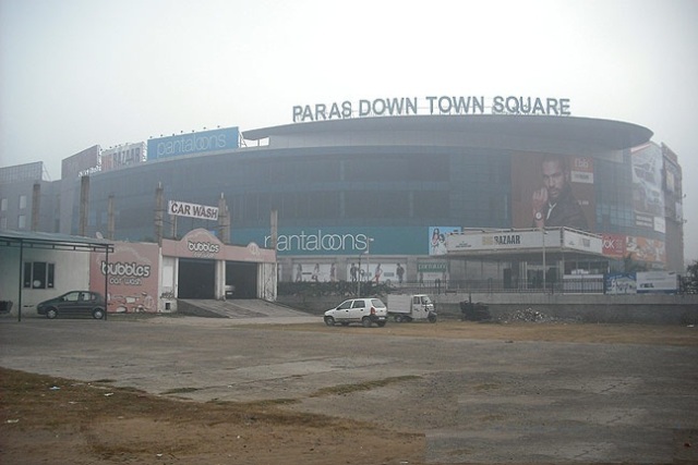 paras down town square